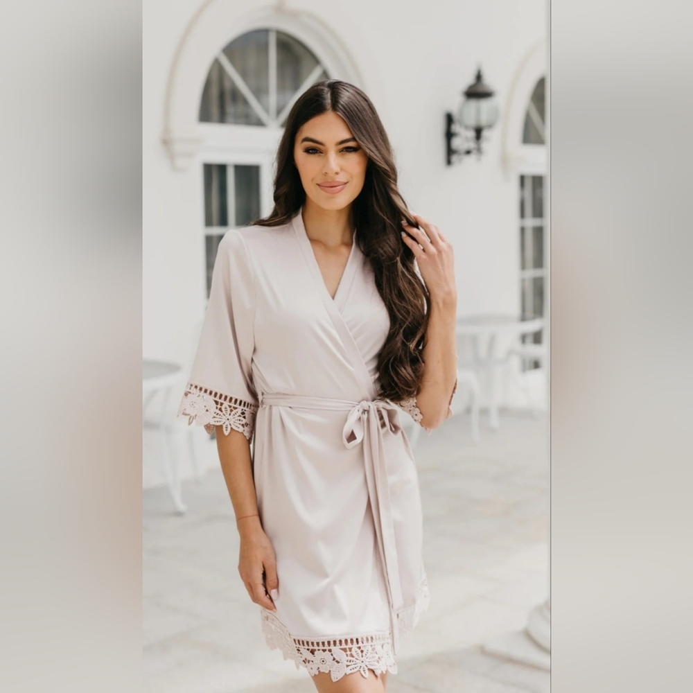 Le Rose Luxurious Cream Lace-Trimmed Women's Robe